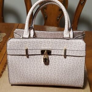 GUESS ELEGANT CREAM HAND BAG.